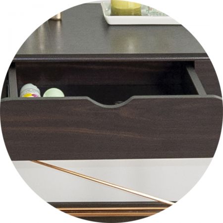 Dřevěná deska se zakřiveným designem.